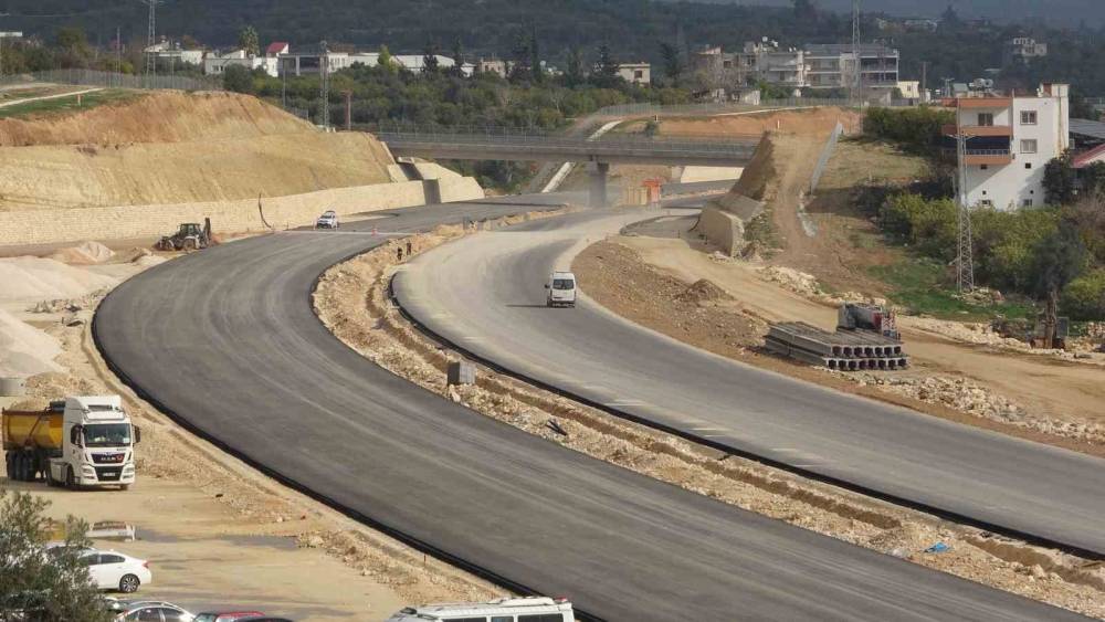 4 bin kişi &ccedil;alışıyor y&uuml;zde 84&rsquo;&uuml; tamamlandı: &Ccedil;eşmeli-Kızkalesi Otoyolu Mersin turizmine nefes aldıracak

