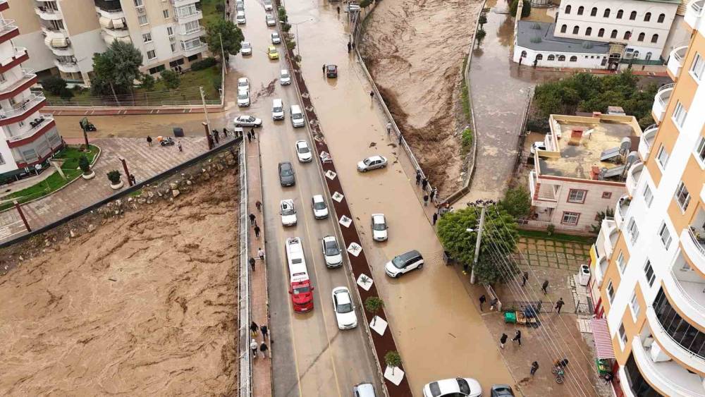 Mersin&rsquo;de ekipler sel mesaisinde
