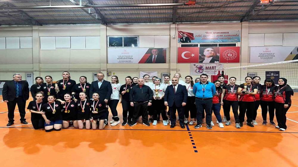 Anamur&rsquo;da Kadınlar G&uuml;n&uuml; Voleybol Turnuvası tamamlandı
