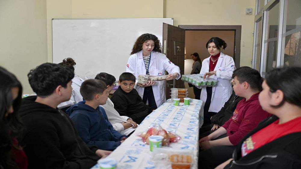 Silifke&rsquo;de aşhaneden her g&uuml;n y&uuml;zlerce kişiye sıcak yemek desteği
