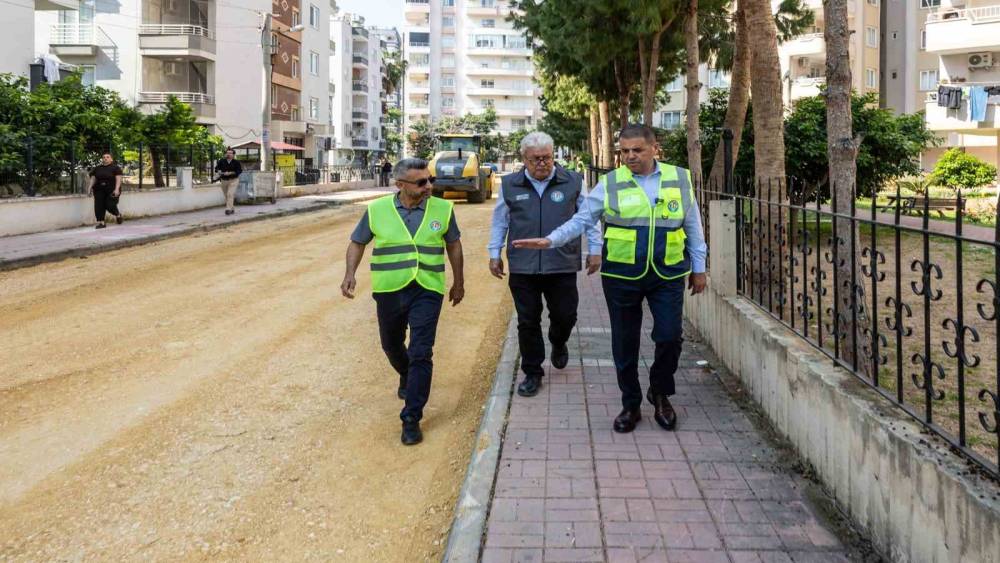 Mezitli&rsquo;de yol &ccedil;alışmaları altyapıyla birlikte yenileniyor

