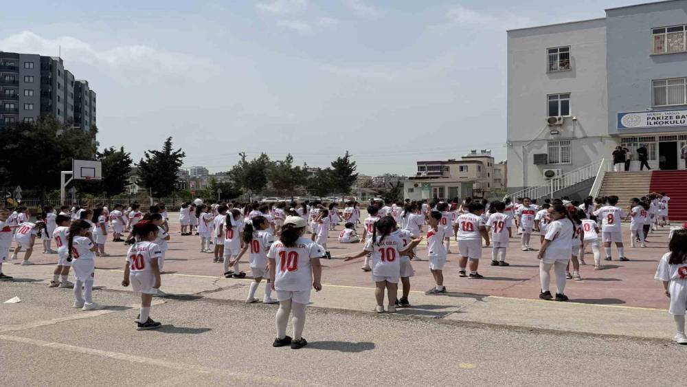 Y&uuml;zlerce &ouml;ğrenciden Arda G&uuml;ler&rsquo;e "10 numara" davet
