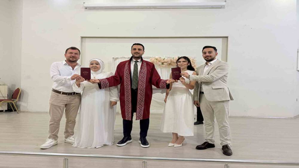 Kardeşlerin &ccedil;ifte mutluluğu:  Aynı g&uuml;n evlenip, birbirlerine şahit oldular
