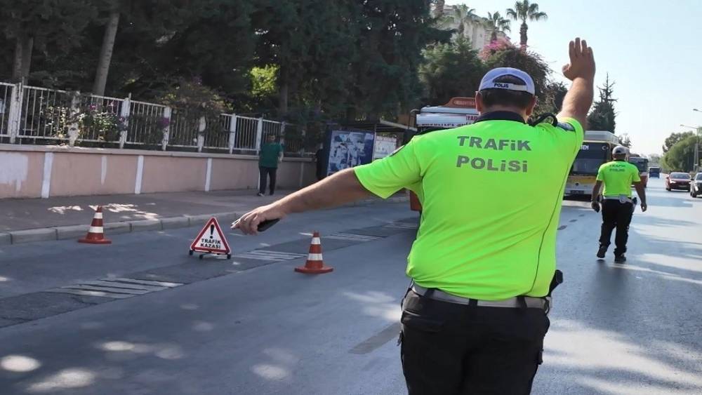 Trafik g&uuml;venliğini tehlikeye d&uuml;ş&uuml;ren s&uuml;r&uuml;c&uuml;ye 141 bin TL ceza kesildi
