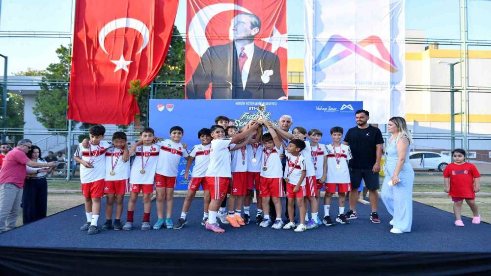 Mersin&rsquo;de minik futbolcuların şenlik heyecanı sona erdi
