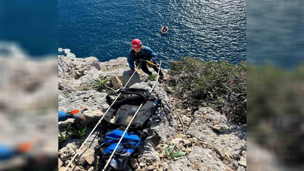 Mersin&rsquo;de sarp kayalıklarda mahsur kalan ke&ccedil;i nefes kesen operasyonla kurtarıldı
