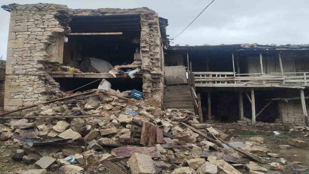 Komşusu &rsquo;adam &ouml;ld&uuml; evi de yıkıldı&rsquo; dedi o anda ev &ccedil;&ouml;kt&uuml;
