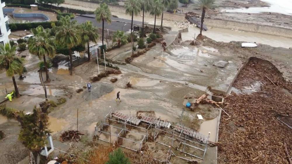 Mersin&rsquo;de yıkılan k&ouml;pr&uuml; ve su basan sitelerin son durumu dronla g&ouml;r&uuml;nt&uuml;lendi

