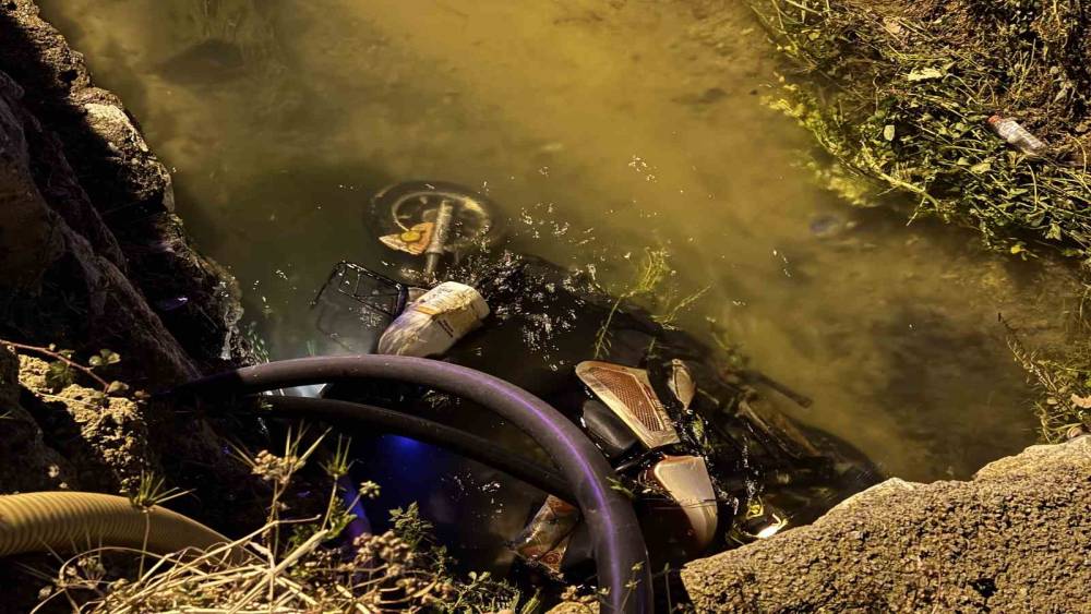 Otomobilin &ccedil;arptığı elektrikli bisiklet kanala d&uuml;şt&uuml;: 1 &ouml;l&uuml;, 1 yaralı
