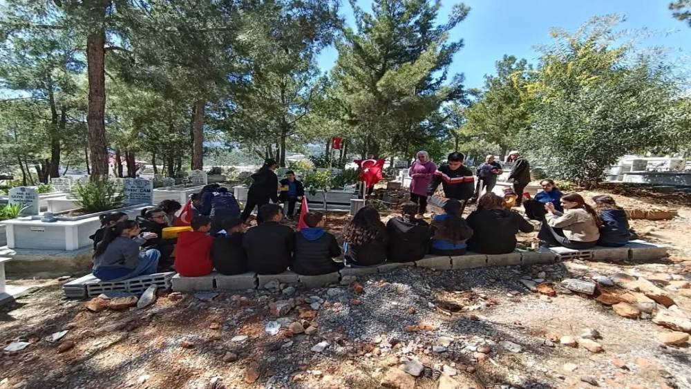 Ortaokul &ouml;ğrencileri şehit Sedat Yabalak&rsquo;ı dualarla andı
