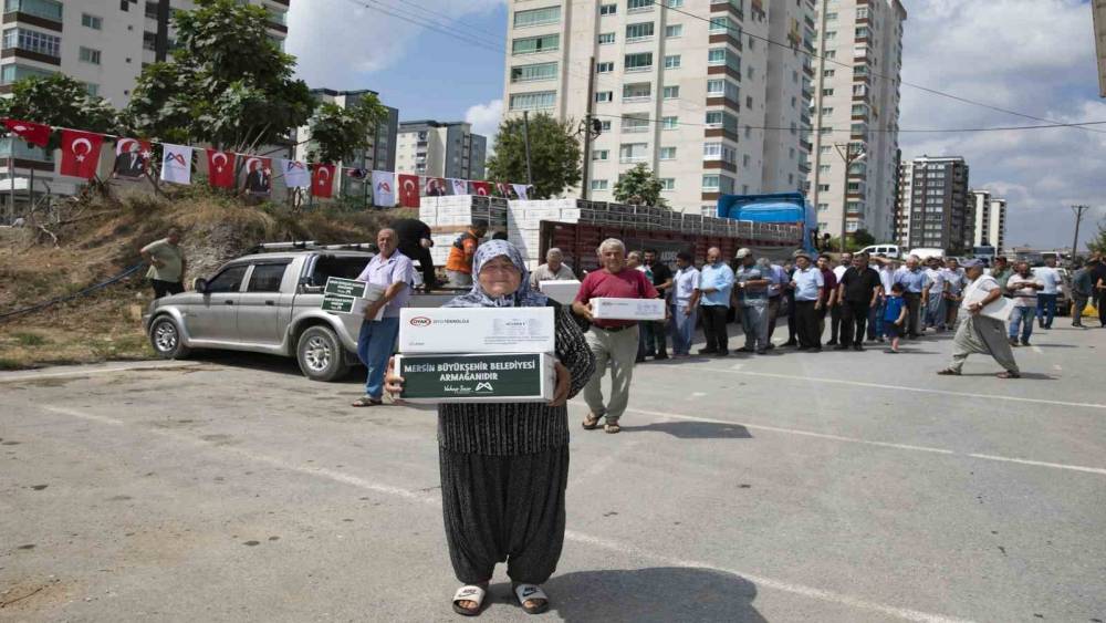 Mersin&rsquo;de &uuml;reticiye feromon tuzak ve makine ekipmanı desteği
