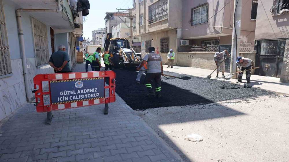 Akdeniz&rsquo;de yol ve kaldırım &ccedil;alışmaları aralıksız s&uuml;r&uuml;yor
