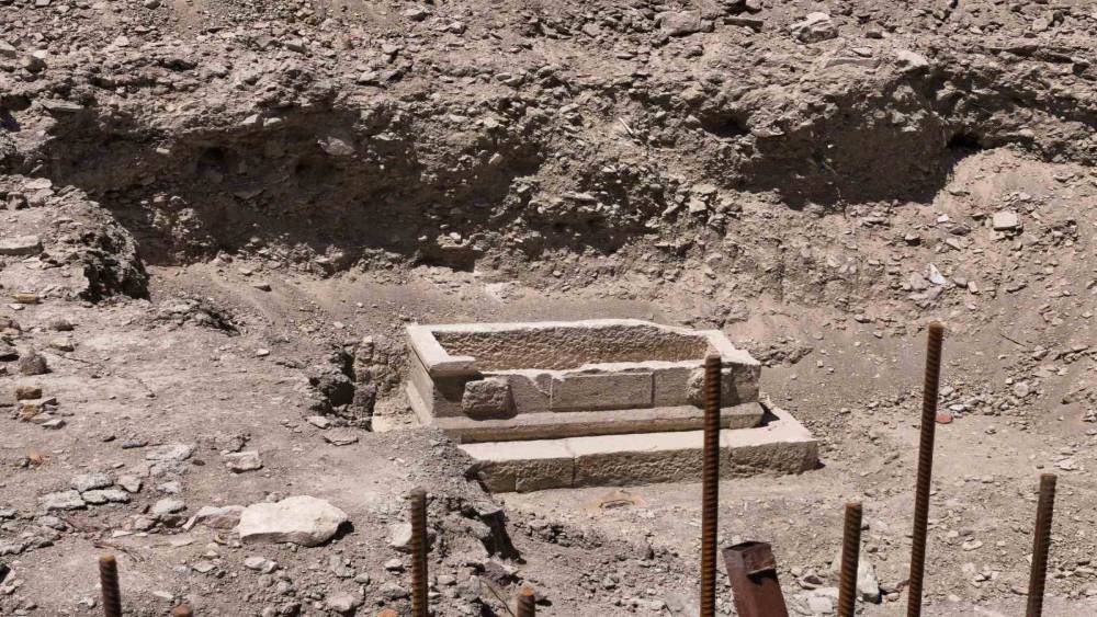 Mersin&rsquo;de sağlık ocağı inşaatı &ccedil;evre d&uuml;zenlemesinde lahit &ccedil;ıktı
