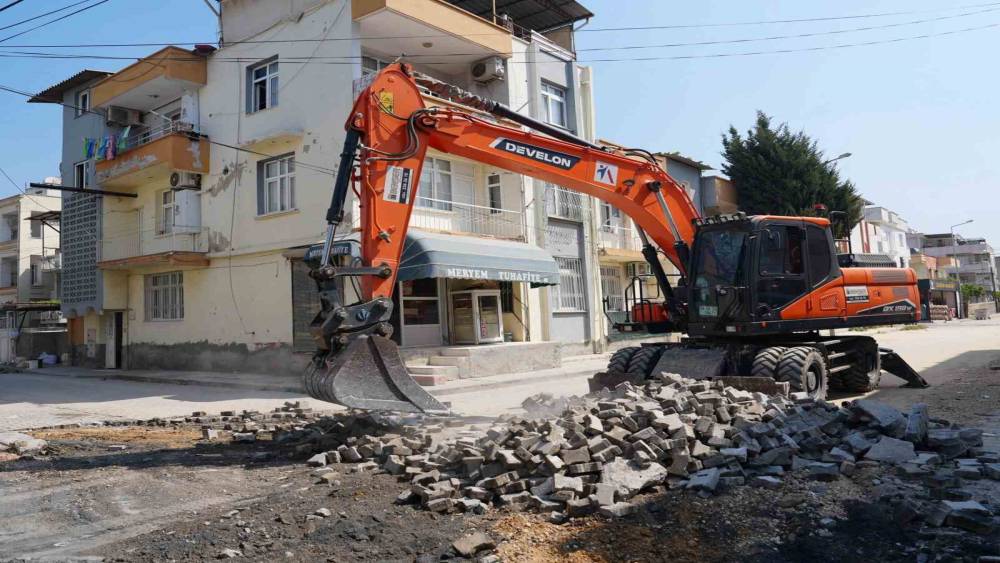 Tarsus&rsquo;ta 17 sokak 10 bin ton sıcak asfaltla yenilendi
