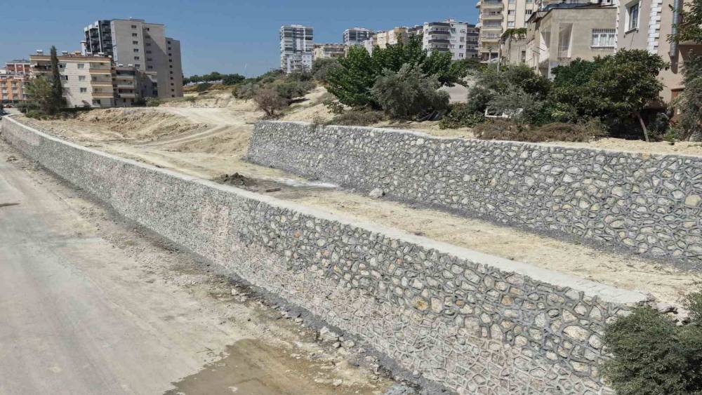Tarsus&rsquo;ta riskli b&ouml;lgeye 240 metrelik istinat duvarı yapıldı
