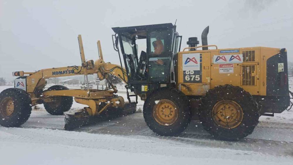 Silifke&rsquo;nin kırsalında karla m&uuml;cadele
