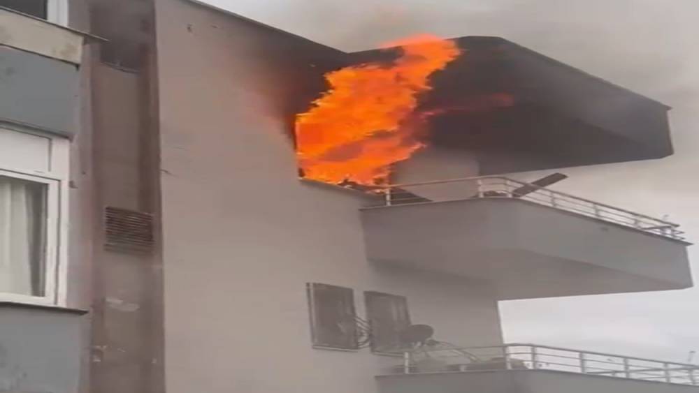 Mersin&rsquo;de ev yangını alevler pencereden &ccedil;ıktı
