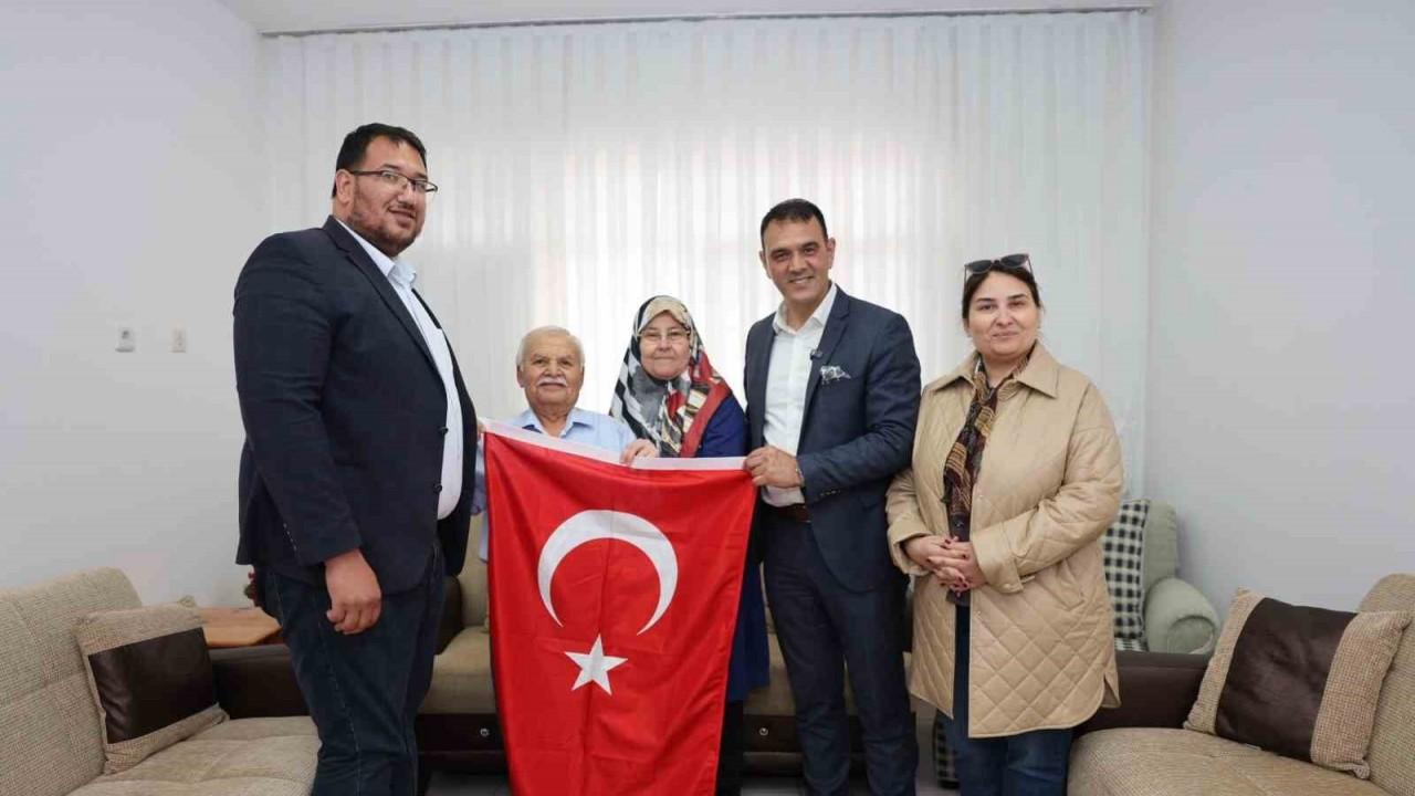 Türkiye’nin ilk astronotu Alper Gezeravcı’nın ailesine Türk bayrağı hediye edildi