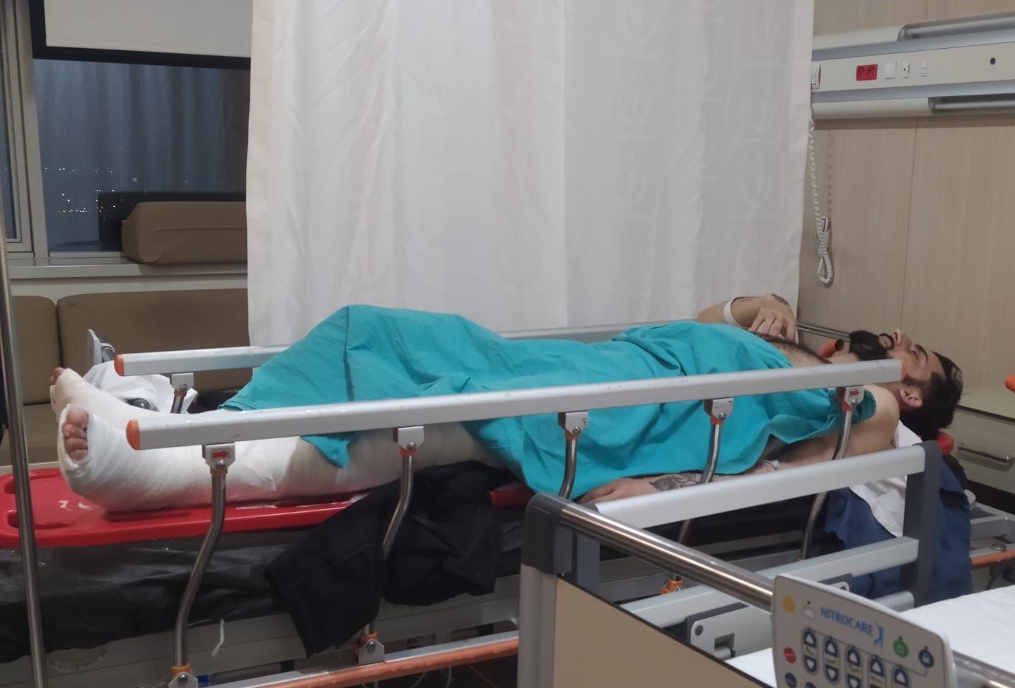 Mersin’de düşerek yaralandıktan sonra tutuklanan gencin yakınları tedavi sürecinin tamamlanmasını istiyor