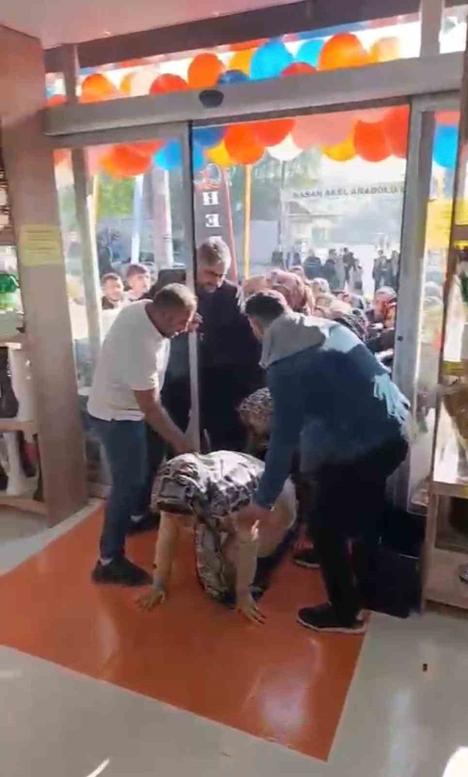 Mersin’de mağaza açılışında yapılan indirim izdihama neden oldu