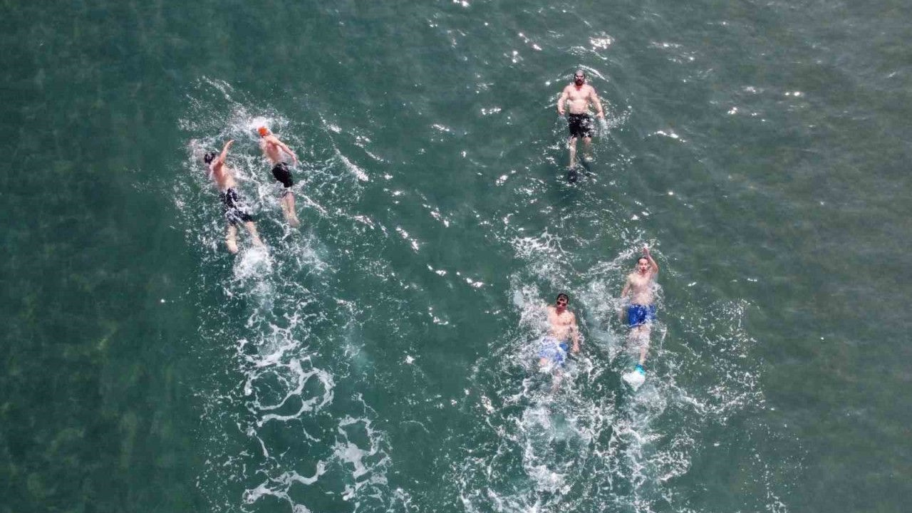 Sibirya soğukları onları etkilemedi, kış günü deniz keyfi