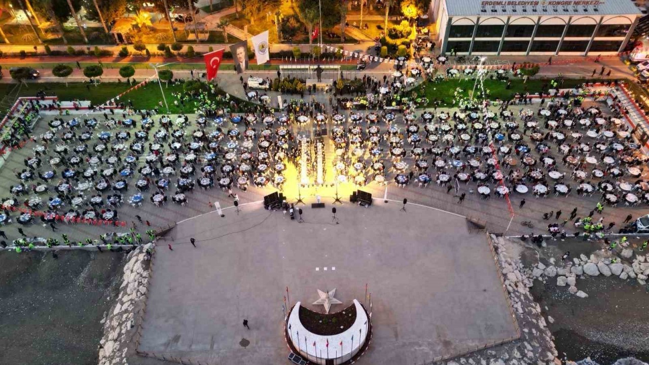 5 bin kişi deniz kenarında iftarda buluştu