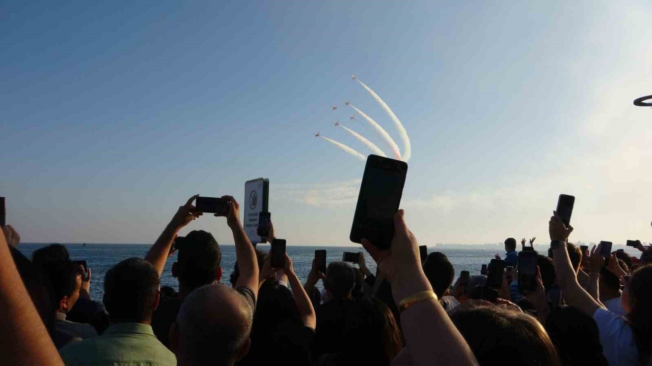 T&uuml;rk Yıldızları&rsquo;ndan Mersin&rsquo;de nefes kesen g&ouml;steri
