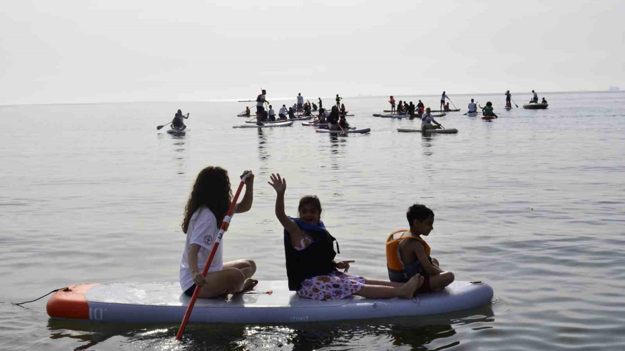 Akdeniz’de özel bireyler kürek sörfü yaptı