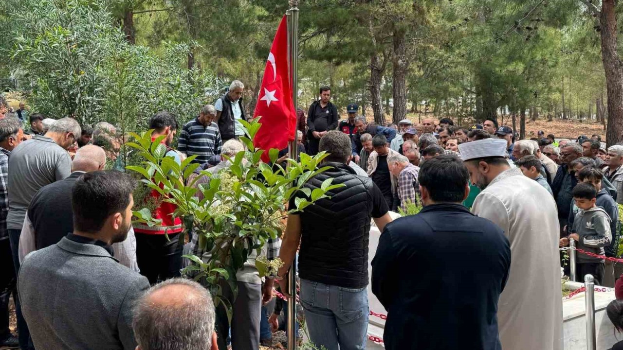 Gara şehidinin vefat eden annesi, oğlunun yanına defnedildi