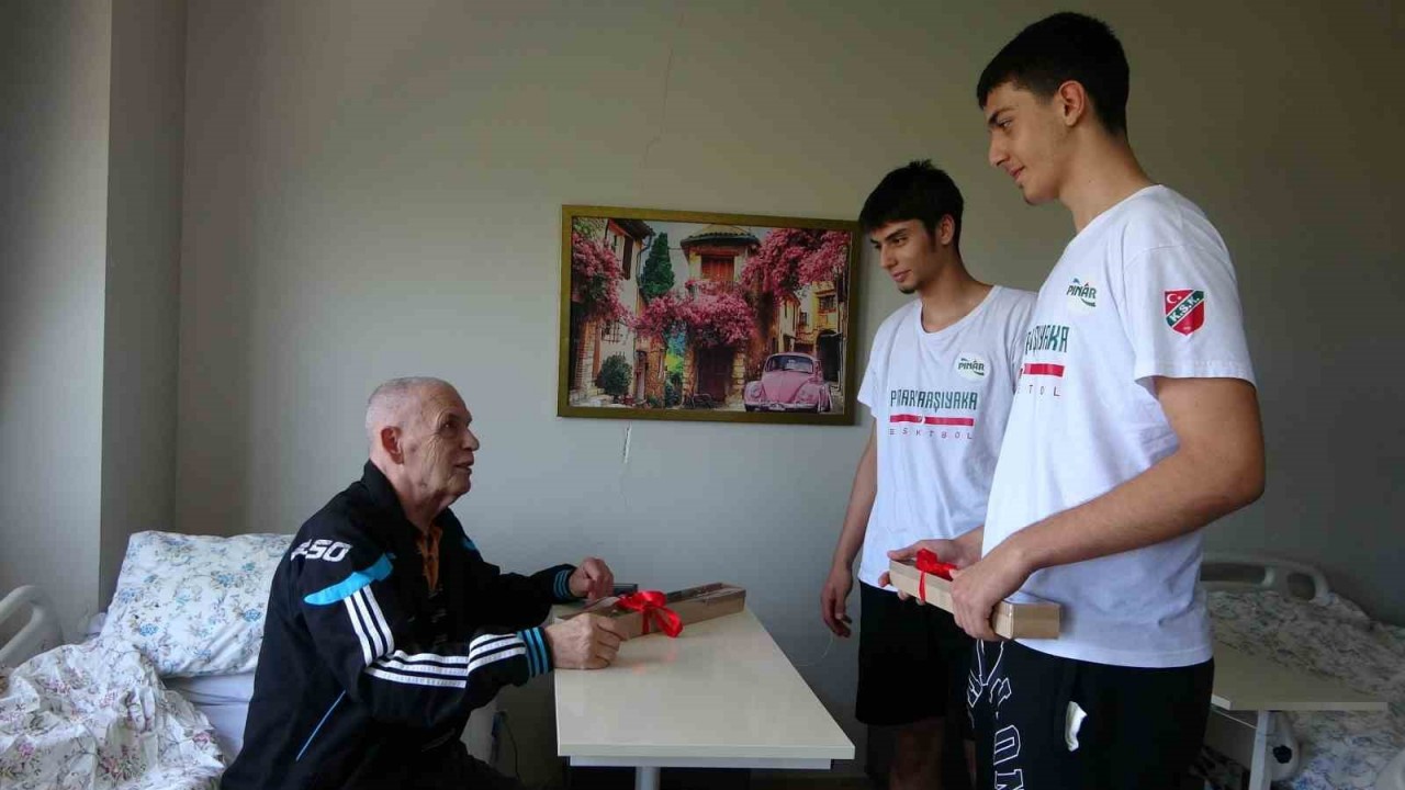 Genç basketbolculardan yaş almışlara anlamlı ziyaret