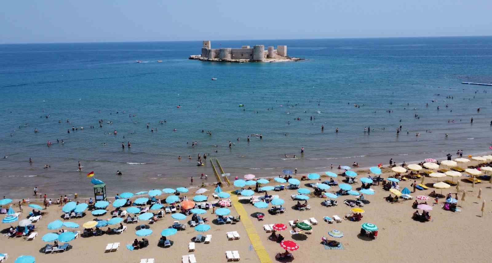 Bayram tatiliyle Kızkalesi’nde deniz keyfi