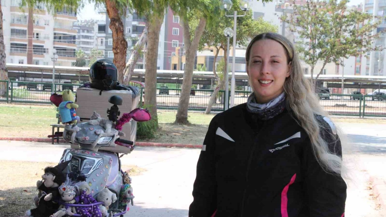 Kadın kurye, renkli motosikletiyle trafikte ilgi odağı oldu