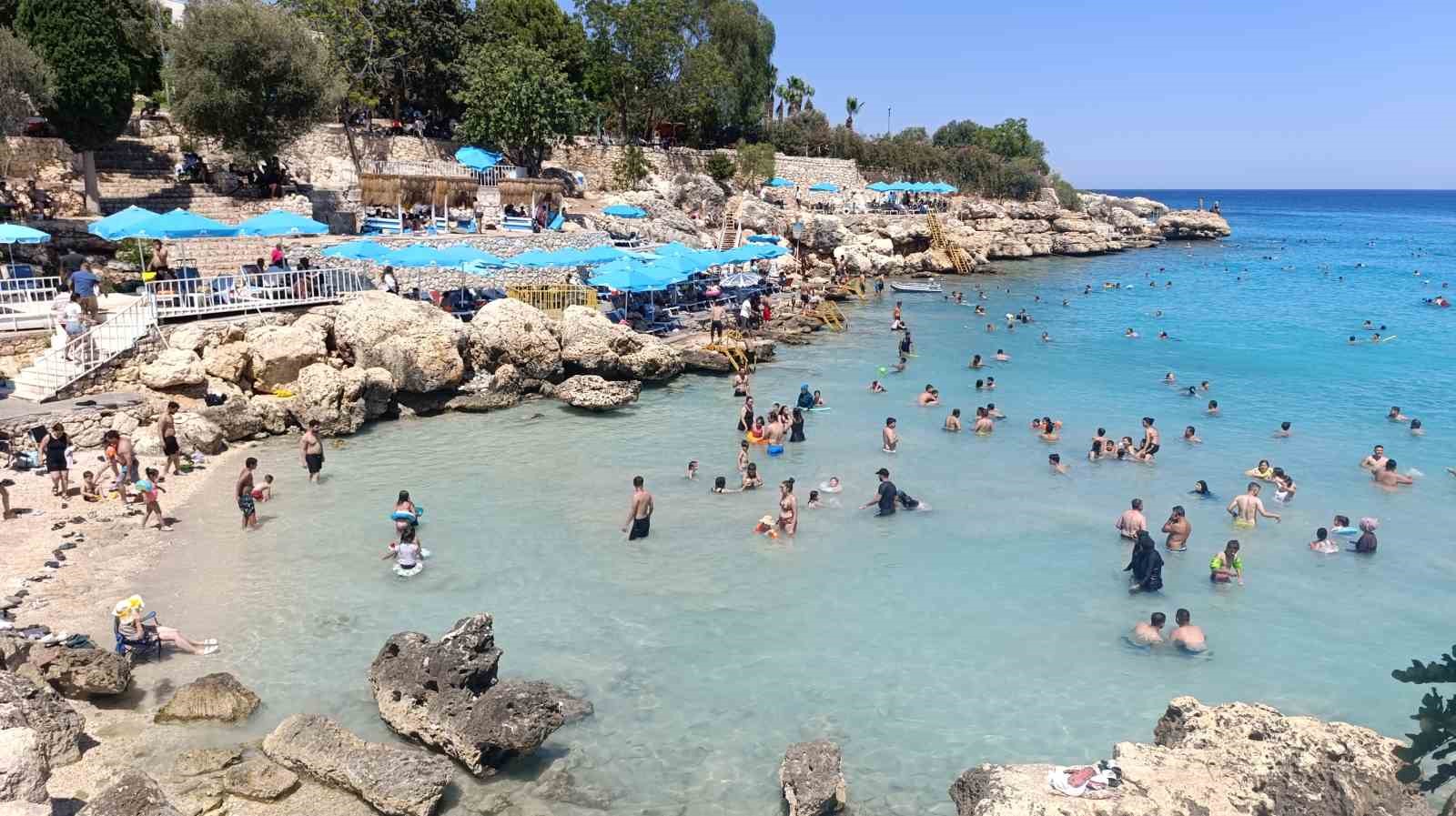 Mersin&rsquo;de sıcaklıklar arttı, sahillerde yoğunluk yaşandı