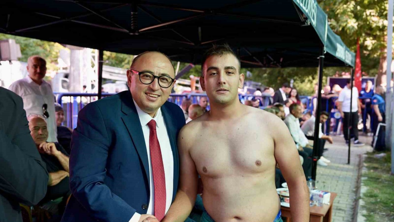 250’den fazla pehlivan katıldı: Yörüklerin güreşi renkli geçti
