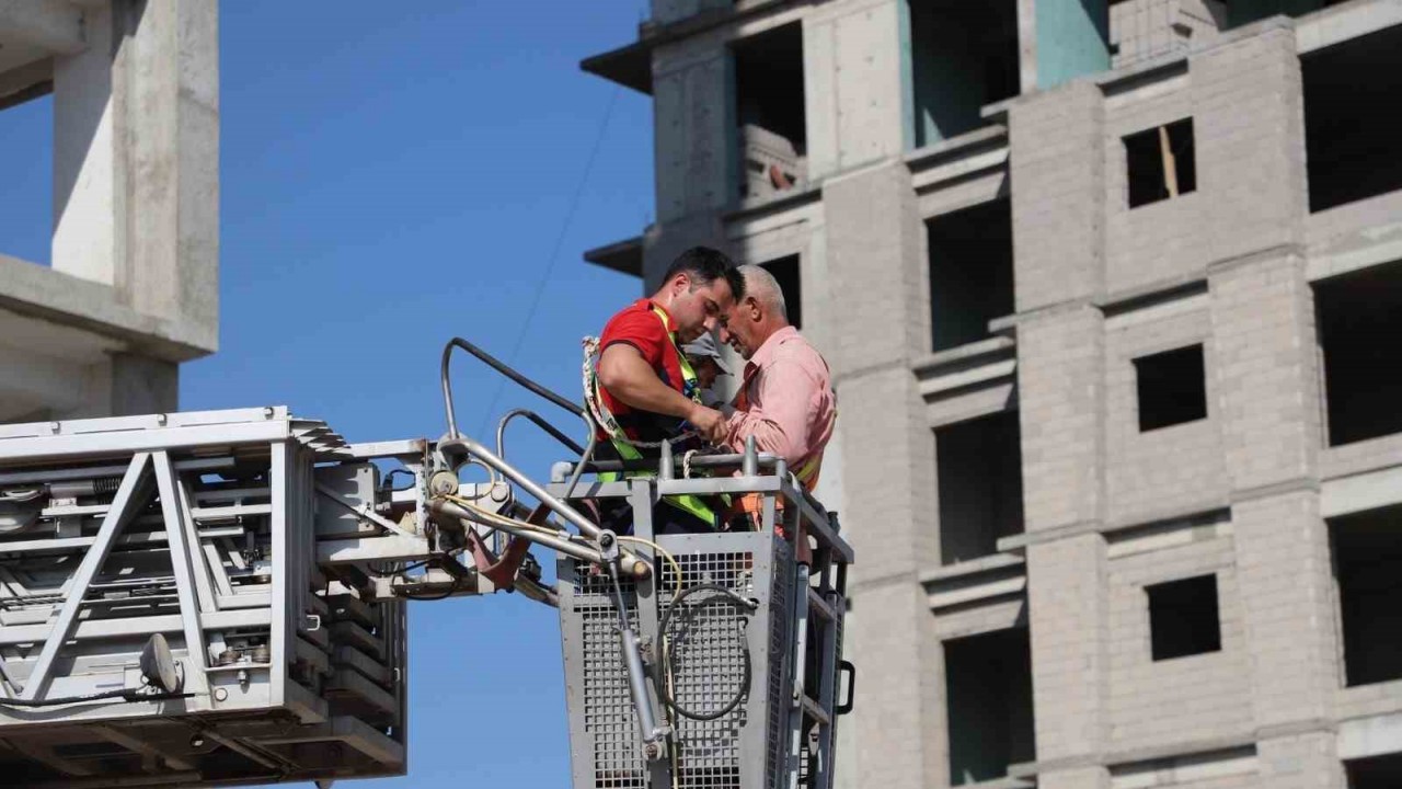 13. katta iskelede mahsur kalan işçileri itfaiye kurtardı