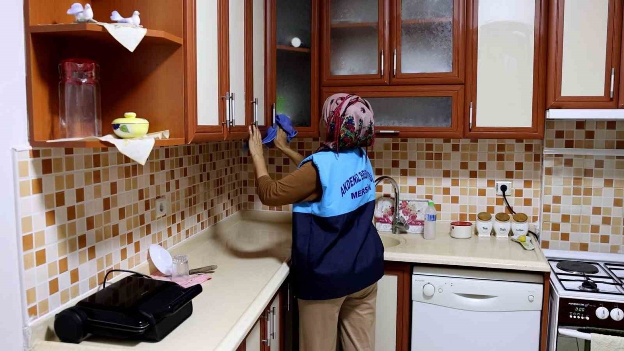Akdeniz Belediyesinin evde temizlik hizmeti sürüyor