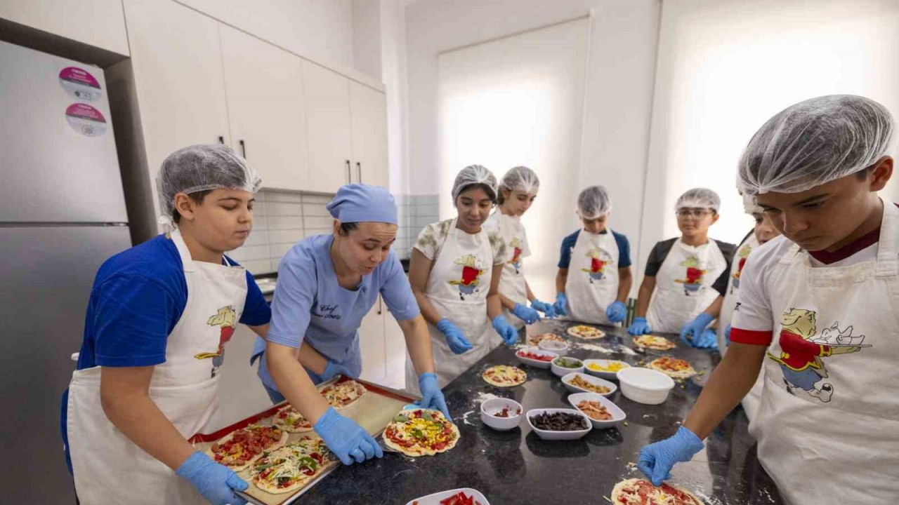 Mersin’de minik şefler yemek yapmayı öğreniyor