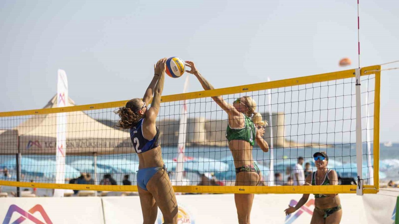 Mersin’de plaj voleybolu heyecanı başladı