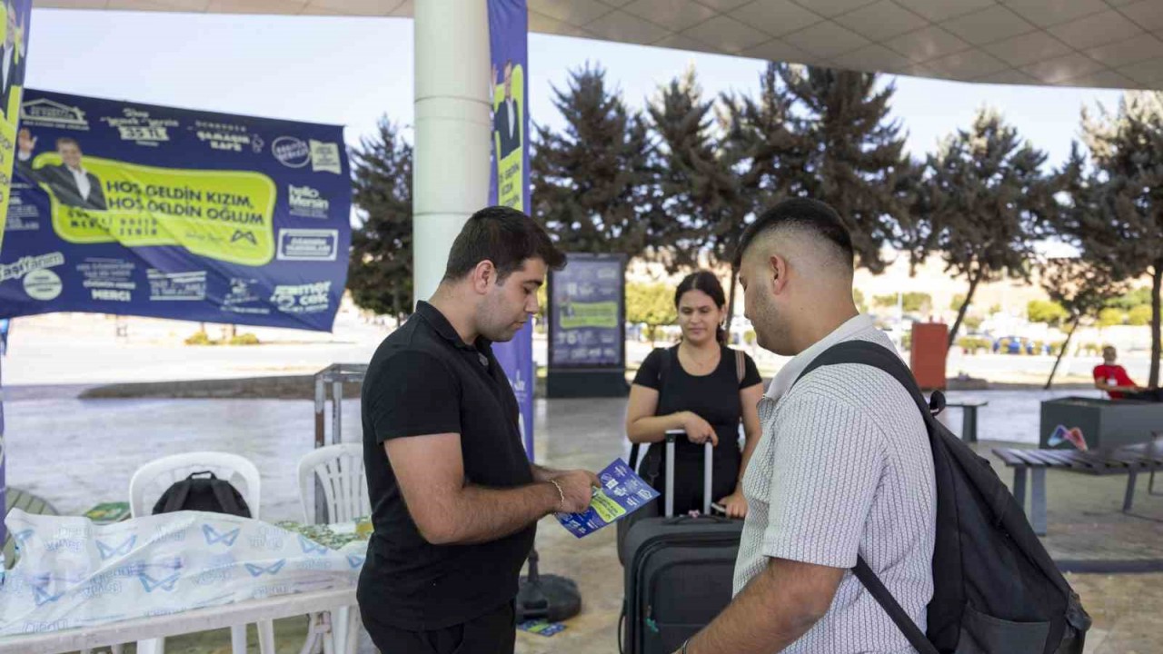 Mersin’de üniversiteli gençler şehrin girişinde karşılanıyor