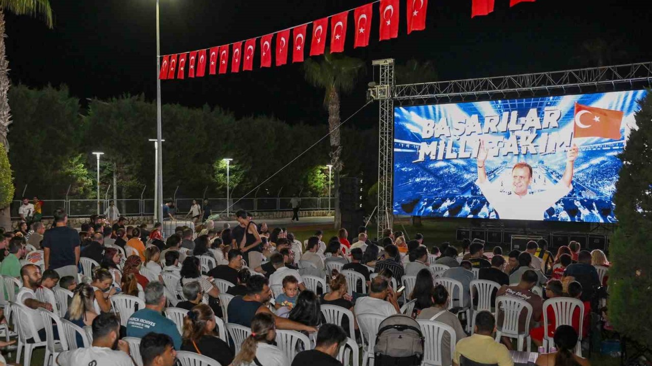 Mersinliler dev ekranda milli basketbol heyecanını yaşadı