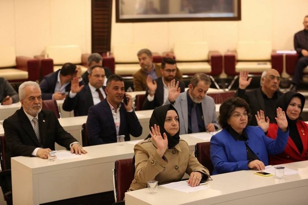 Ahmet &Ccedil;olakbayrakdar'dan kadınlara m&uuml;jde