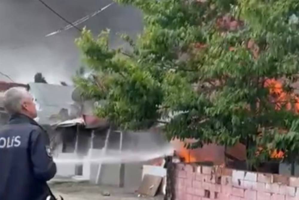 D&uuml;zce'de tek katlı ev k&uuml;le d&ouml;nd&uuml;!