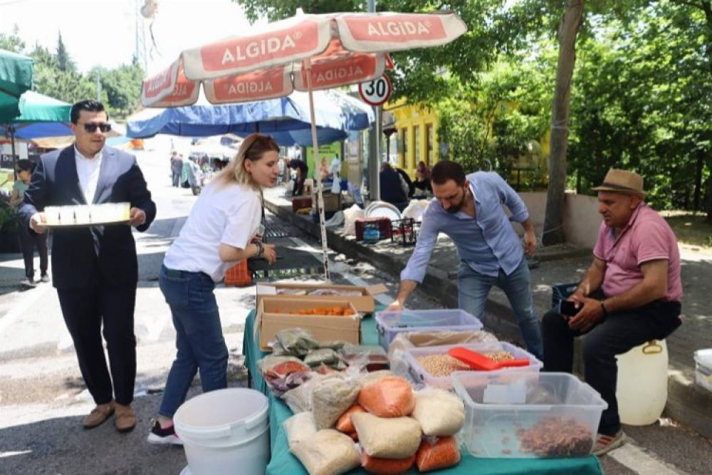 İzmit Belediyesi y&ouml;neticileri pazar esnafı ile buluştu