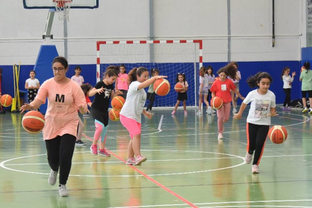 Boz&uuml;y&uuml;k'te basketbol kursuna yoğun ilgi