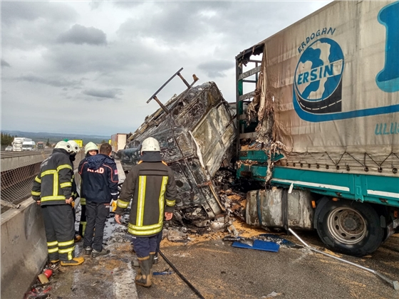 Osmaniye'de akaryakıt y&uuml;kl&uuml; tankere &ccedil;arpan tır yandı: 1 &ouml;l&uuml;