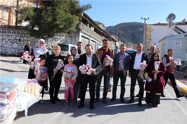 Akseki Belediye Başkanı &Ouml;zkan, kadınlara karanfil dağıttı