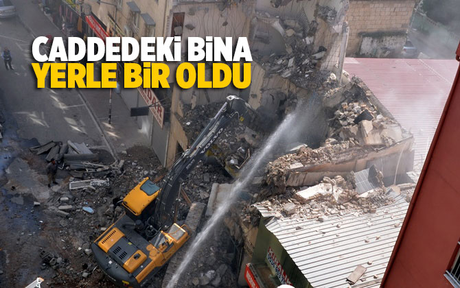 Akdeniz&rsquo;de Risk Taşıyan Bina Kontroll&uuml; Şekilde Yıkıldı