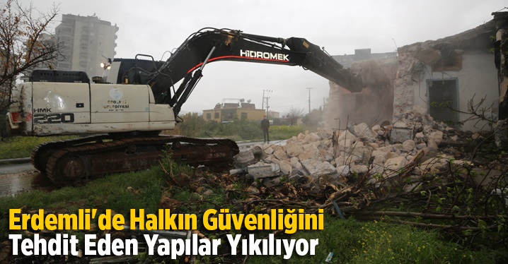Erdemli'de Halkın G&uuml;venliğini Tehdit Eden Yapılar Yıkılıyor