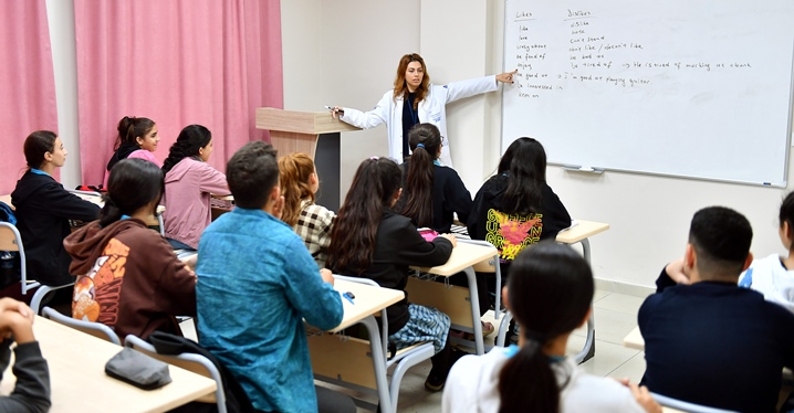 &Ouml;ğrencilere Eğitimin Yanı Sıra Deneme Sınavı, Soru Bankası Ve 1 &Ouml;ğ&uuml;n Yemek Veriliyor