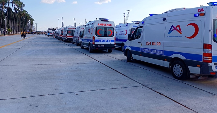 Mersin Limanı&rsquo;na Gelen Yaralıları B&uuml;y&uuml;kşehir&rsquo;in Ambulansları Hastaneye Ulaştırıyor